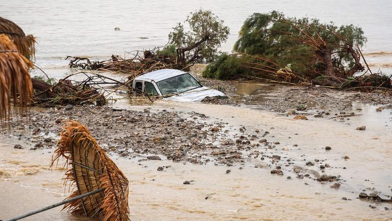 Nach heftigen Regenfällen und Überschwemmungen auf der griechischen Insel Kreta, ist ein Auto zu sehen, dass ins Meer gespühlt wurde.