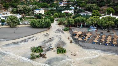 Autos und Bäume wurden nach heftigen Regenfällen und Überschwemmungen bei Therma nahe Ierapetra auf der griechischen Insel Kreta ins Meer gespült. Am 3. Oktober 2026.