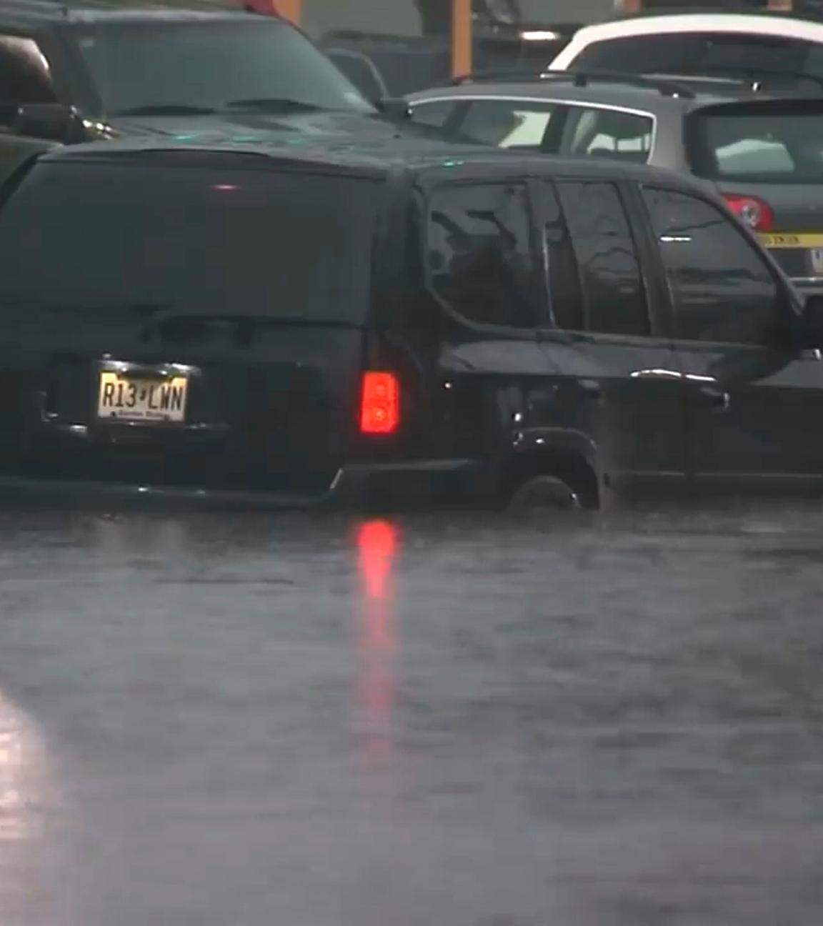 15.07.2025, USA, Rahway: Dieses Videobild zeigt Autos, die nach einem Unwetter in den Fluten stehen.