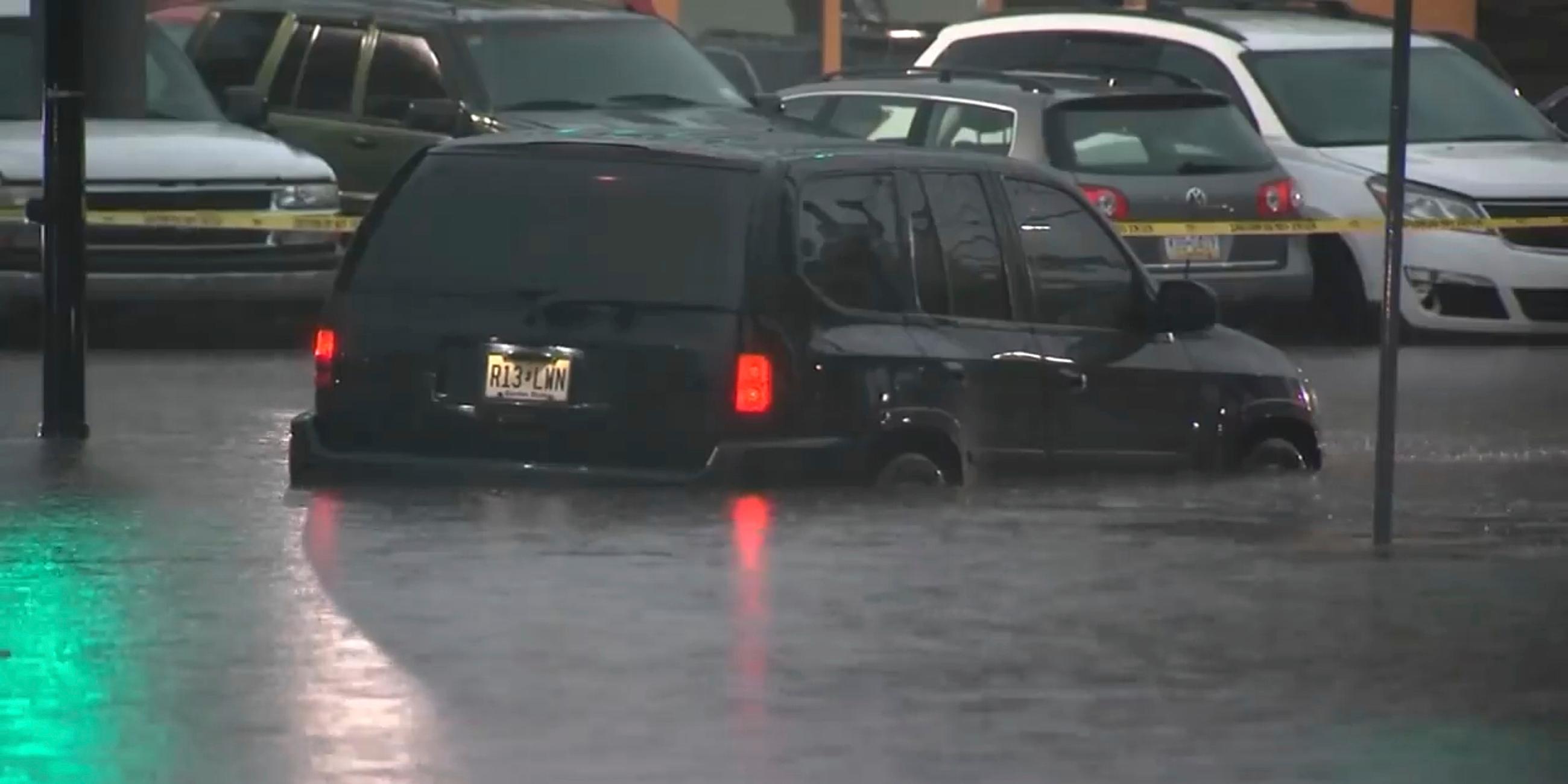 15.07.2025, USA, Rahway: Dieses Videobild zeigt Autos, die nach einem Unwetter in den Fluten stehen.