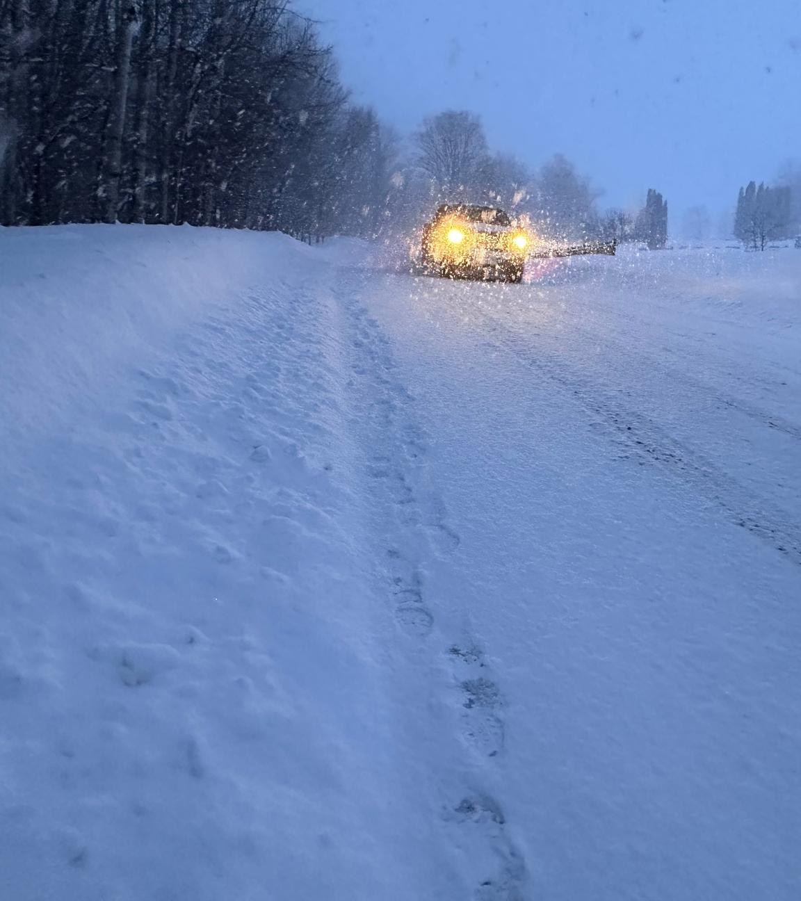 Ein Auto fährt über eine verschneite Straße im amerikanischen Lowville, New York, am 22.01.2026.
