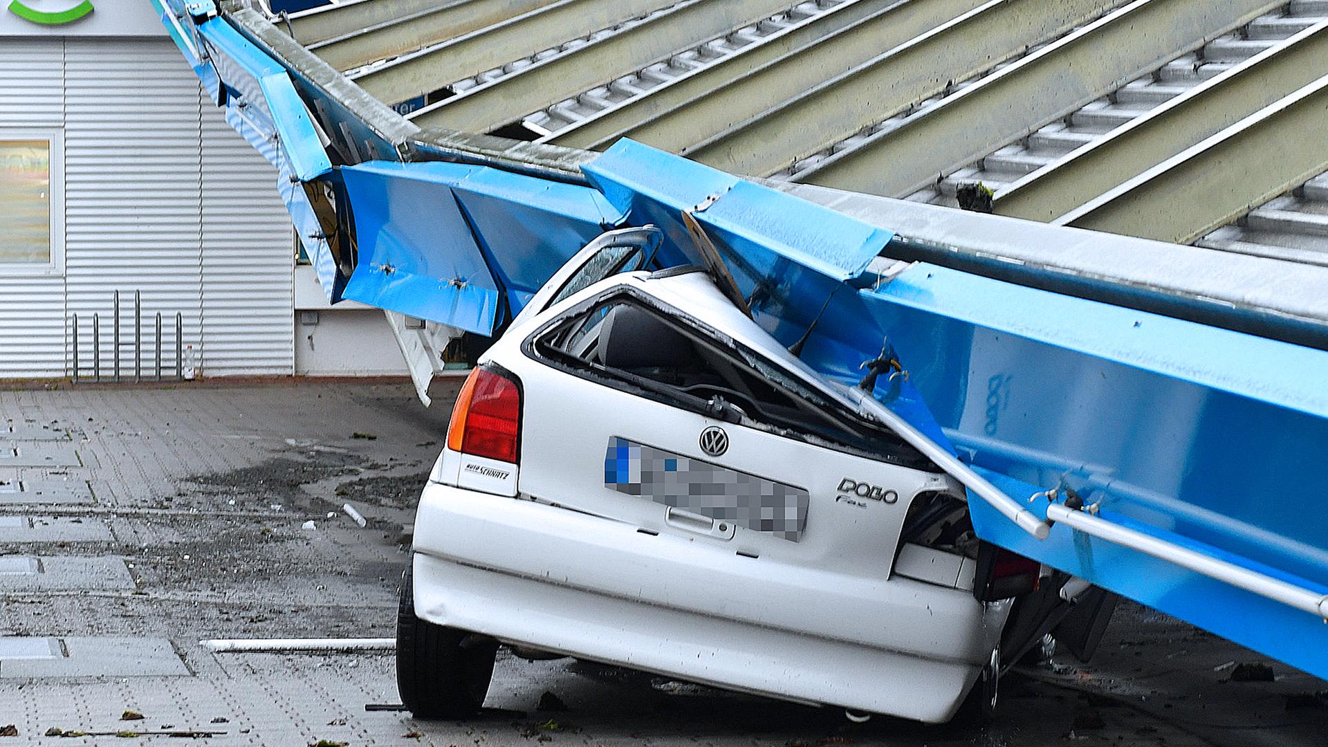 Das Dach einer Tankstelle in Wuppertal ist nach einem heftigen Unwetter zusammengebrochen. 