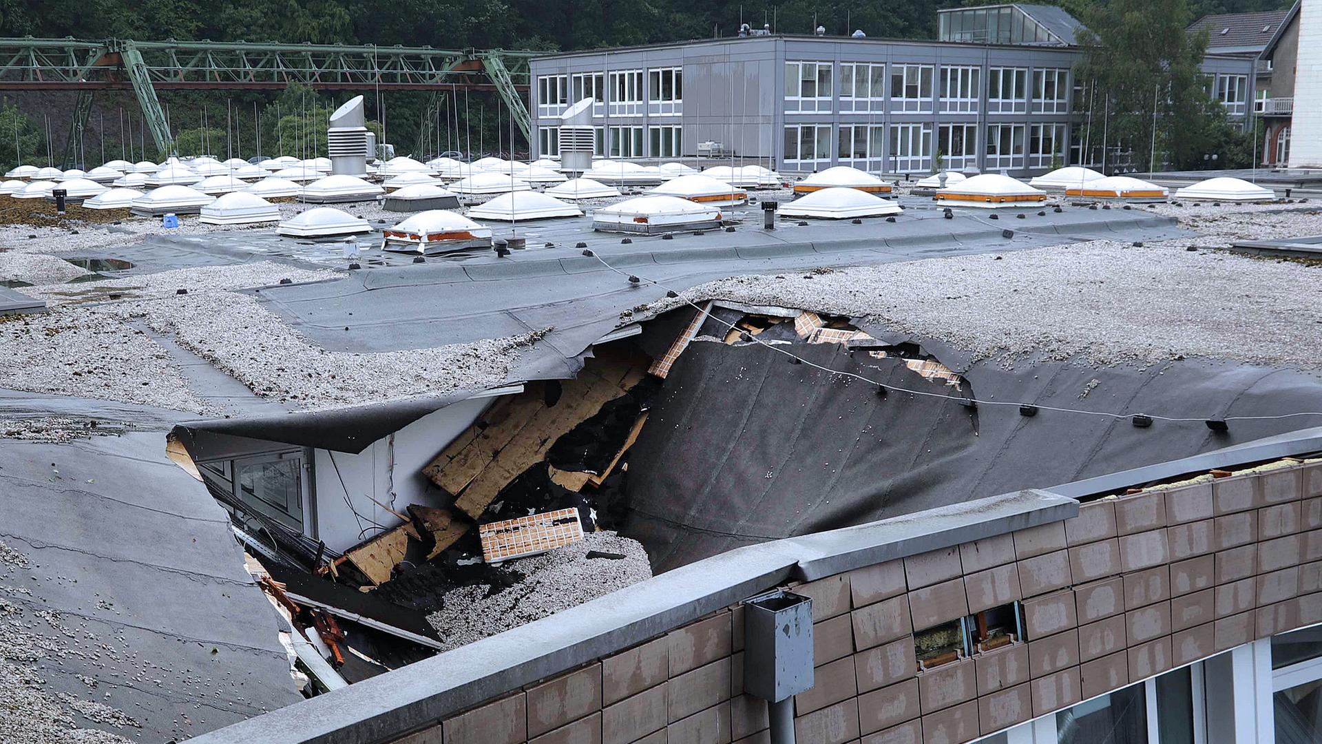 Das Dach an der Universität Haspel,Wuppertal, ist bei einem heftigen Unwetter teilweise eingestürzt.