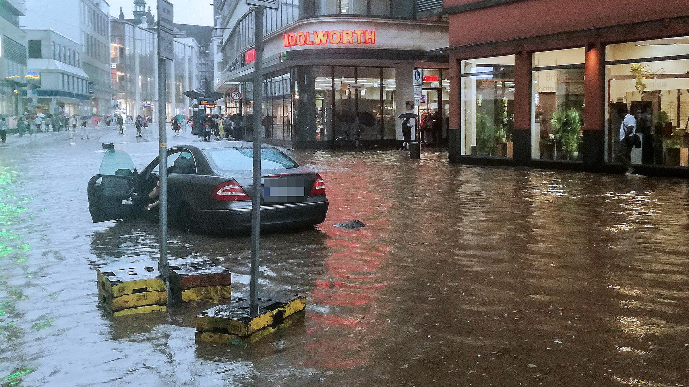 Eine Straße in Wuppertal ist nach heftigem Regen überflutet.
