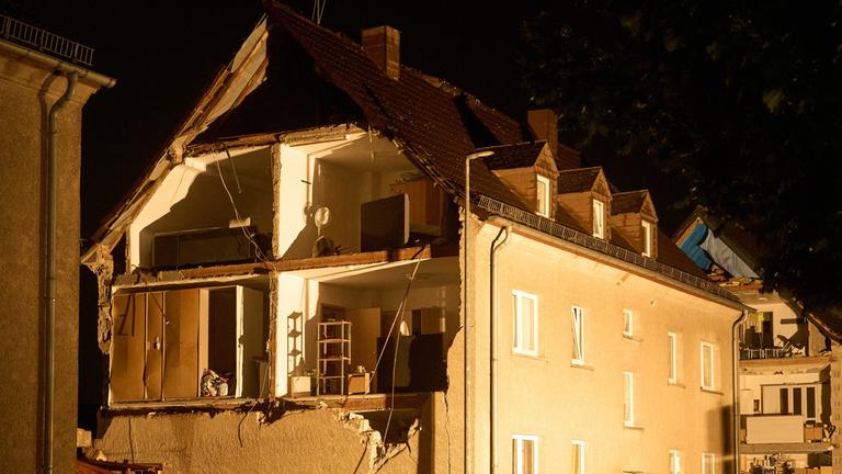 Rheinland-Pfalz, Höhr-Grenzhausen: Nach einem heftigen Gewittersturm sind mehrere Häuser stark beschädigt worden. 