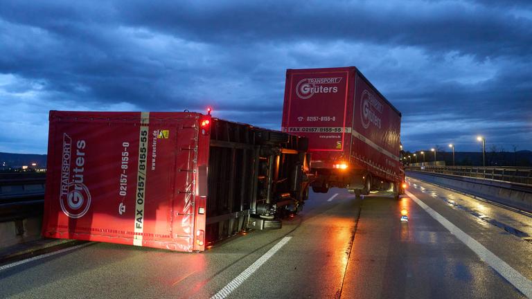 Auf einer Autobahnbrücke der A61 ist nach einem heftigen Gewittersturm ein LKW umgestürzt. 