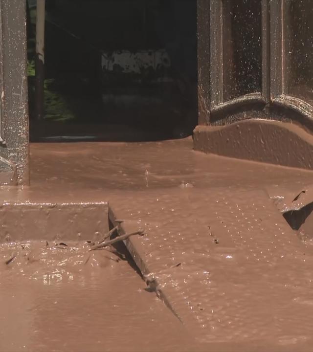 Mit Schlamm bedeckter Hauseingang.