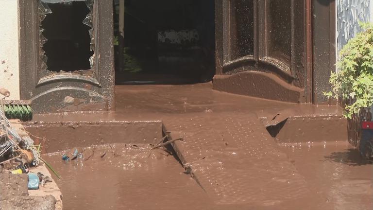 Mit Schlamm bedeckter Hauseingang.