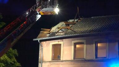 Ein Dach wurde von einem starken Unwetter schwer beschädigt