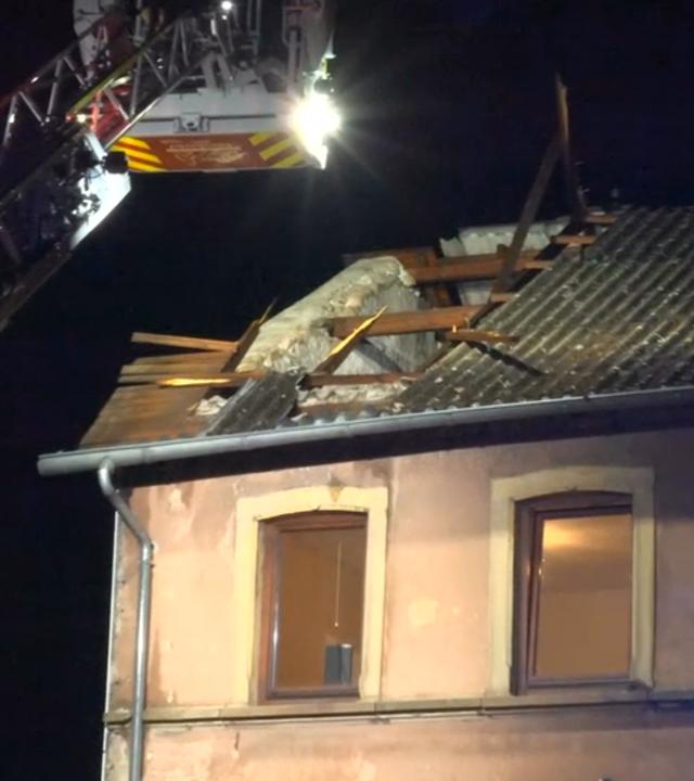 Ein Dach wurde von einem starken Unwetter schwer beschädigt
