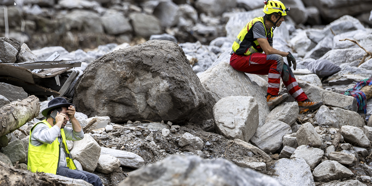 Rettungskräfte in Ruinen