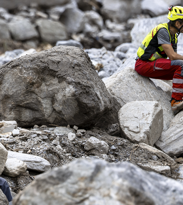 Rettungskräfte in Ruinen