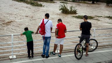 Menschen beobachten den Besòs-Fluss nach heftigen Regenfällen am 4. Oktober 2026 bei Barcelona.