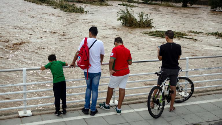 Menschen beobachten den Besòs-Fluss nach heftigen Regenfällen am 4. Oktober 2026 bei Barcelona.