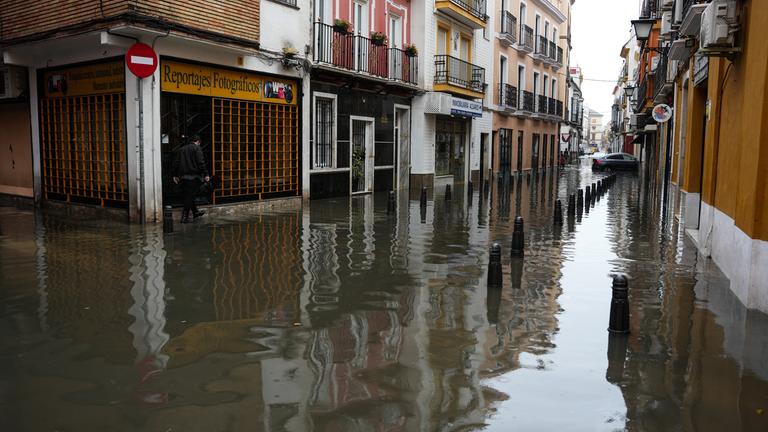 Nach heftigen Regenfällen stehen in Spanien viele Häuser unter Wasser.