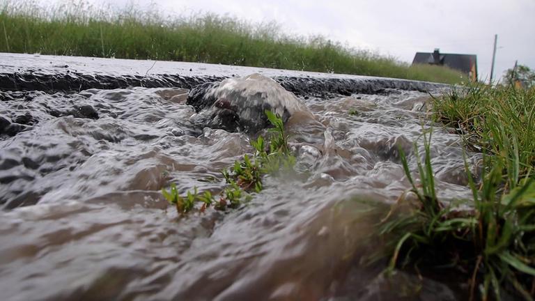 Starkregen spült Wasser von den Feldern auf die Straßen