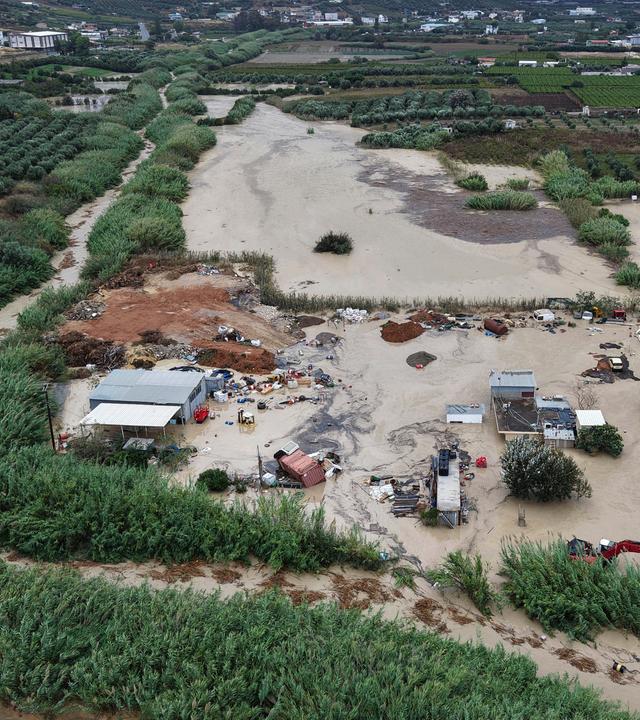 Griechenland, Heraklion: Das Hochwasser des über die Ufer getretenen Flusses Drakouliaris überschwemmt ein Geschäft in der Nähe von Heraklion auf der Insel Kreta. 
