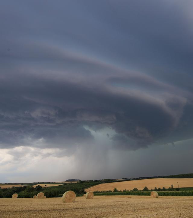  Bedrohliche Gewitterwolken verdunkeln den Himmel über Winnenden, Baden-Württemberg