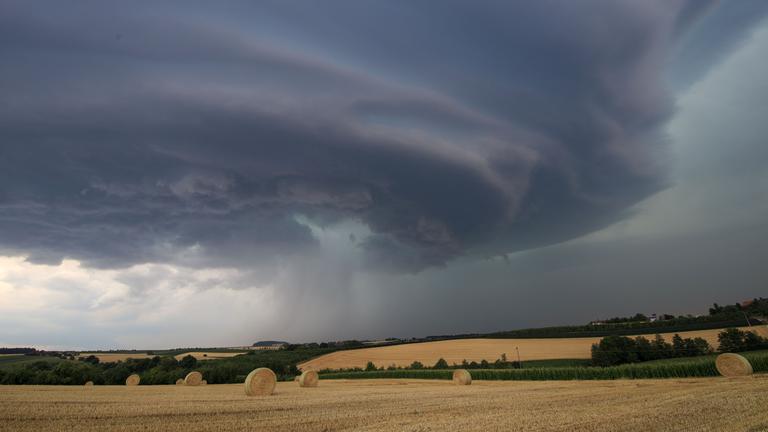  Bedrohliche Gewitterwolken verdunkeln den Himmel über Winnenden, Baden-Württemberg