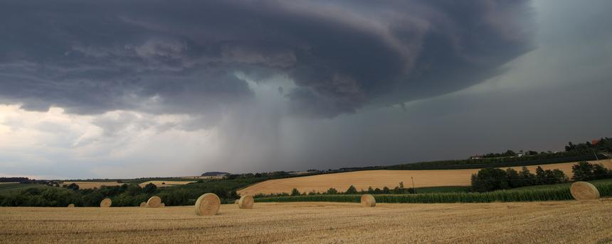  Bedrohliche Gewitterwolken verdunkeln den Himmel über Winnenden, Baden-Württemberg