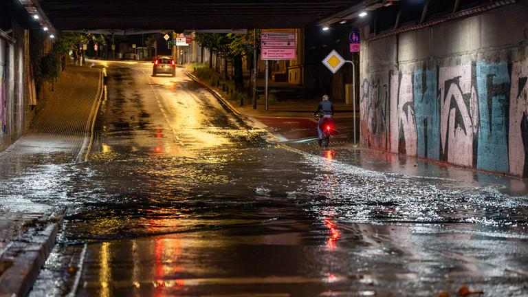 Nach Unwetter in Thüringen, eine Unterführung ist nach einem Gewitter überflutet. 