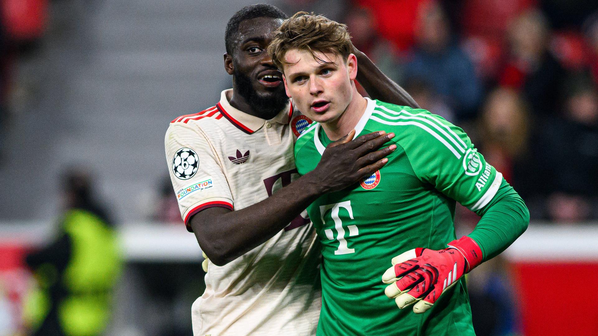 Dayot Upamecano lobt Torwart Jonas Urbig im Champions-League-spiel der Bayern gegen Leverkusen