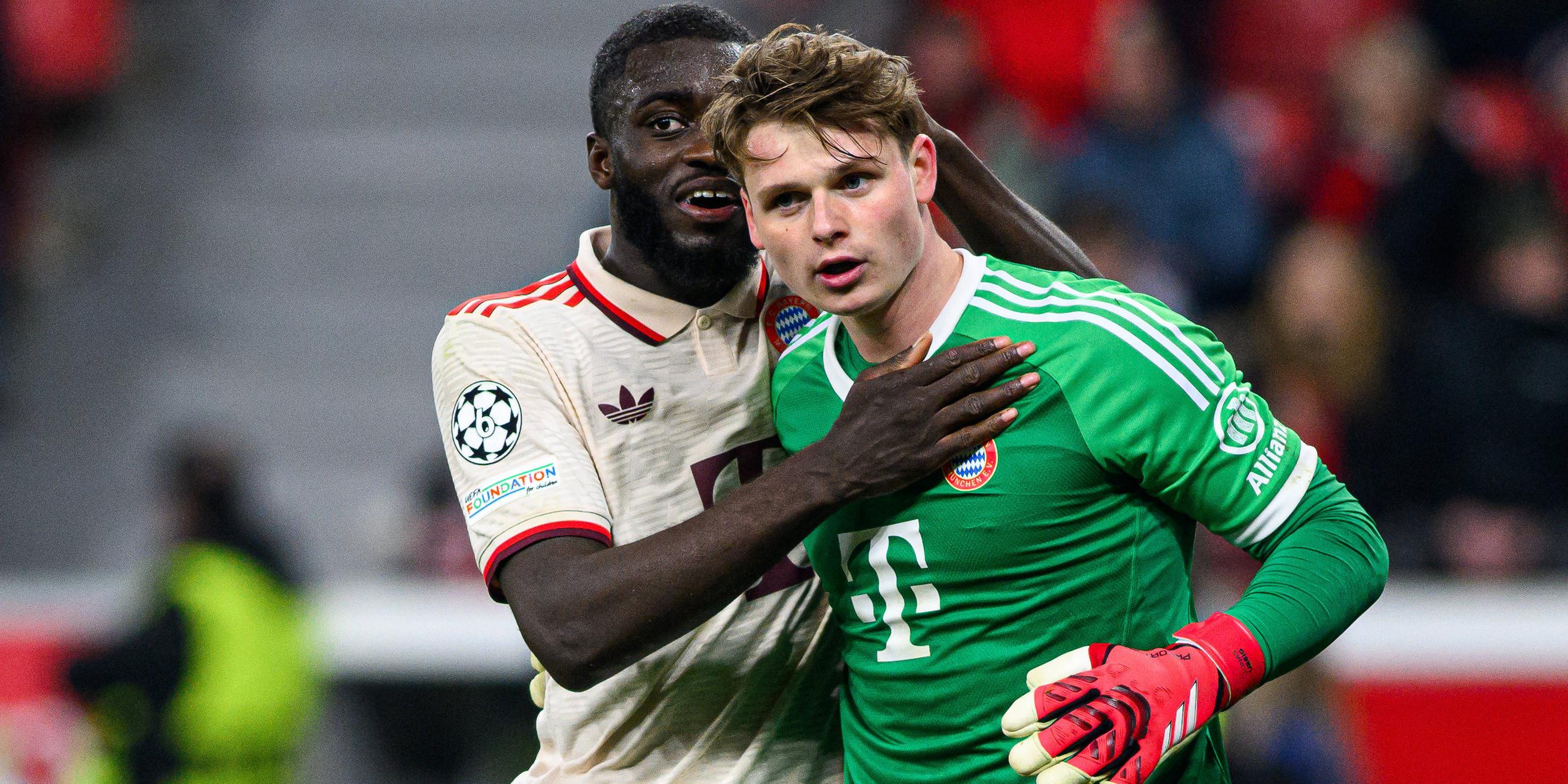 Dayot Upamecano lobt Torwart Jonas Urbig im Champions-League-spiel der Bayern gegen Leverkusen