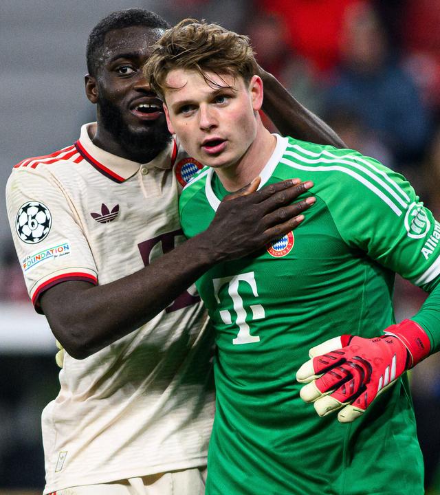 Dayot Upamecano lobt Torwart Jonas Urbig im Champions-League-spiel der Bayern gegen Leverkusen