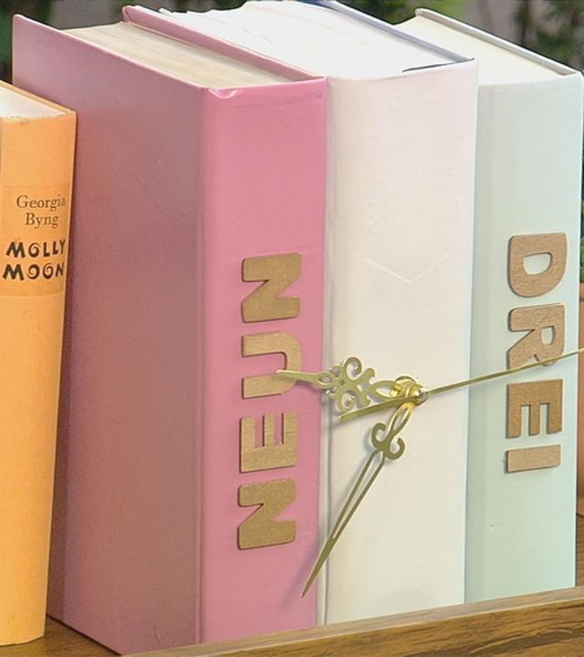 Upcyling: Alte Bücher wurden umfunktioniert zu einer Uhr.