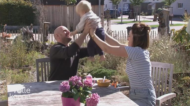 Zwei Eltern mit ihrem Baby