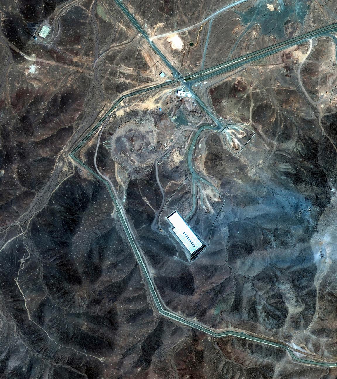 22.06.2025, Iran, Fordo: Die Vergleichsbilder der von Maxar Technologies zur Verfügung gestellten Satellitenbilder zeigt die Anreicherungsanlage Fordo im Iran vor den US-Angriffen am 20. Juni 2025 (l) und nach den Angriffen am 22. Juni 2025 (r).