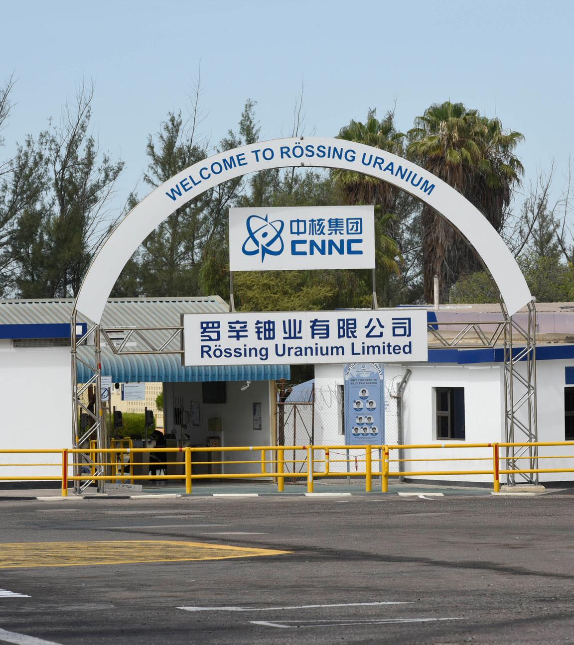 Haupteingang der Mine Rössing Uranium Limited in Namibia