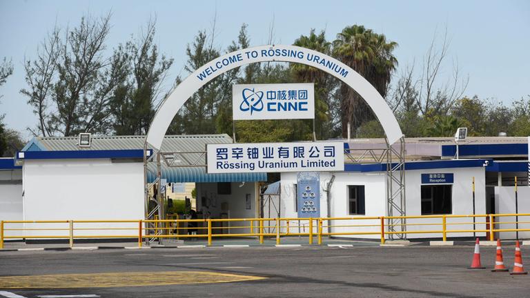 Haupteingang der Mine Rössing Uranium Limited in Namibia