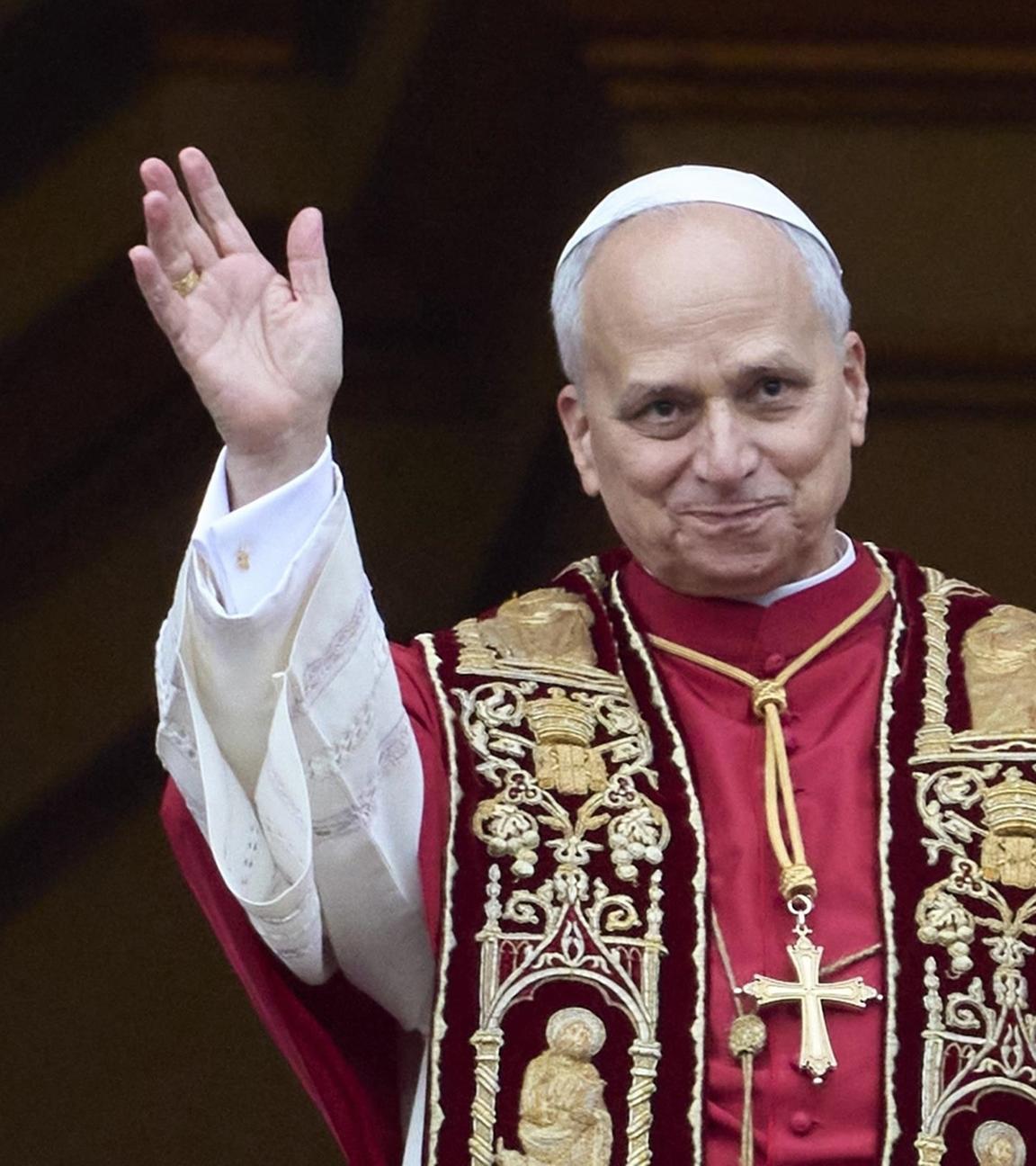 Papst Leo XIV winkt den Besuchern auf dem Petersplatz nach dem Urbi et Orbi "Weihnachtssegen"