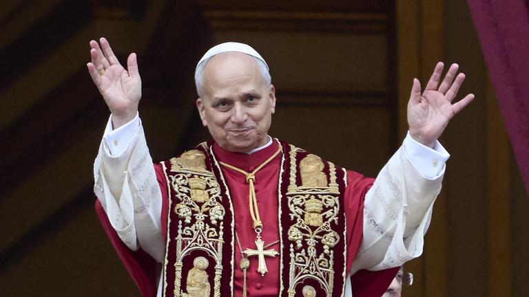 Papst Leo XIV winkt den Besuchern auf dem Petersplatz nach dem Urbi et Orbi "Weihnachtssegen"