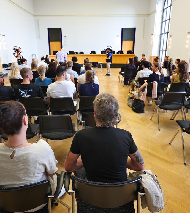 Bayern, München: Peter Maffay (M), Sänger, sitzt im Vorfeld einer Urteilsverkündung in einem Urheberrechtsprozess im Zuschauerraum des  Landesgerichts.