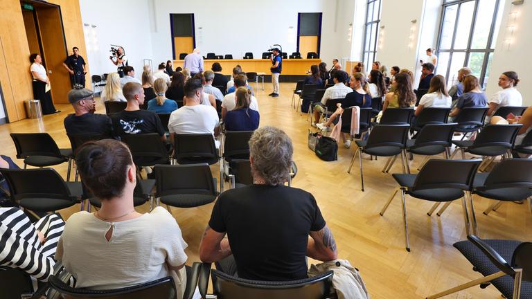 Bayern, München: Peter Maffay (M), Sänger, sitzt im Vorfeld einer Urteilsverkündung in einem Urheberrechtsprozess im Zuschauerraum des  Landesgerichts.