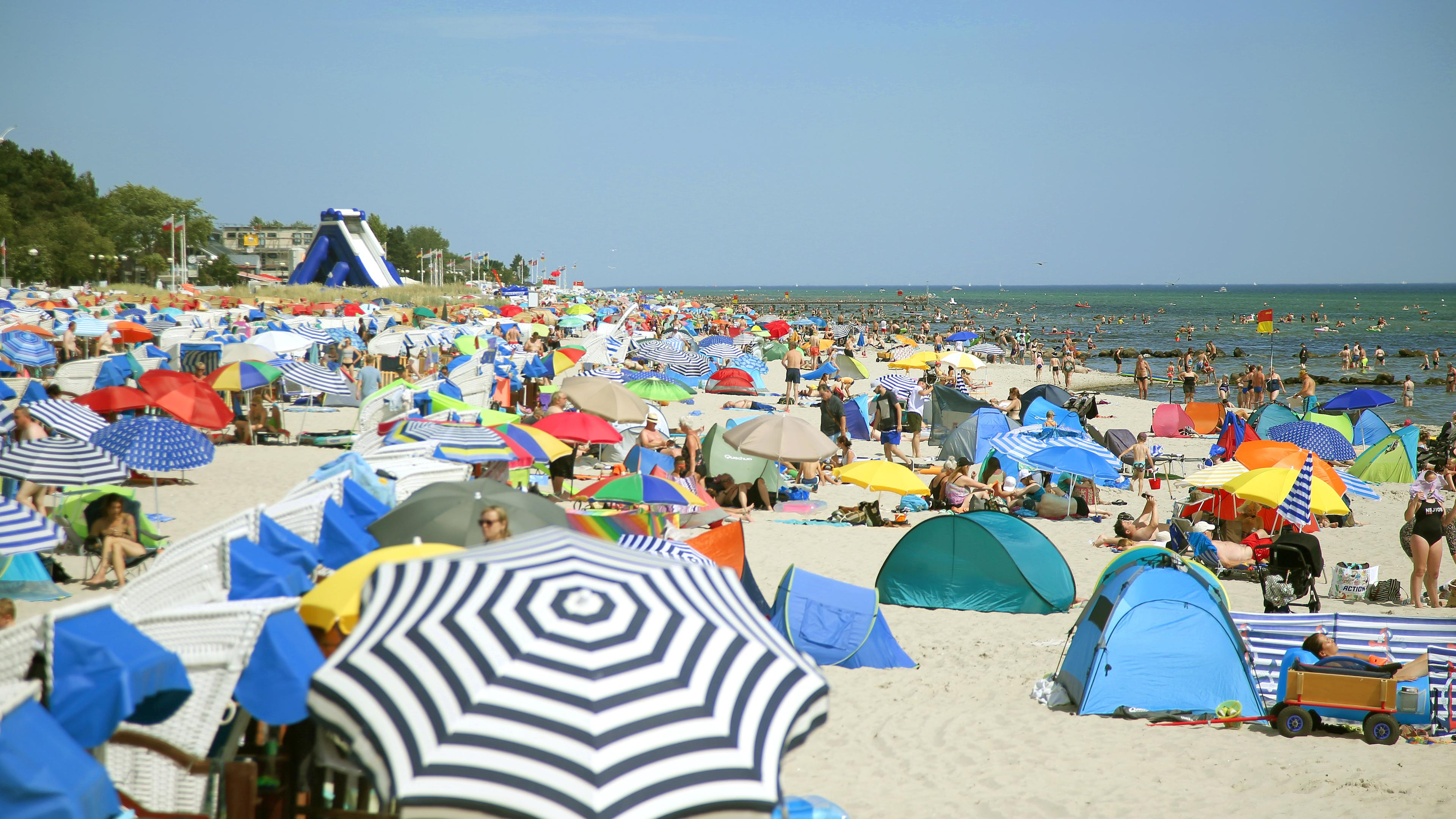 Badeurlauber am Strand, Meer