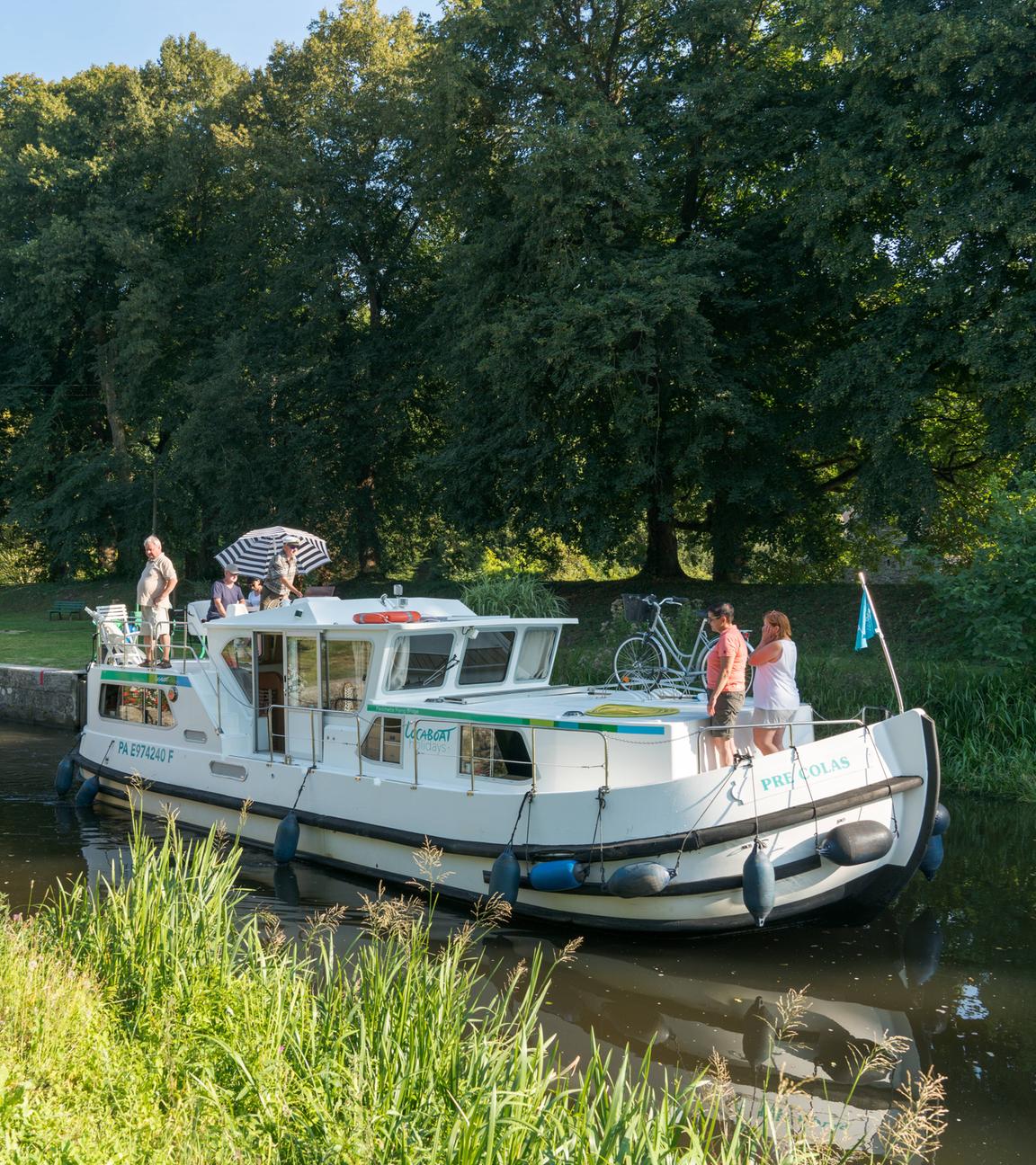 Ein Hausboot passiert eine Schleuse in der Bretagne.
