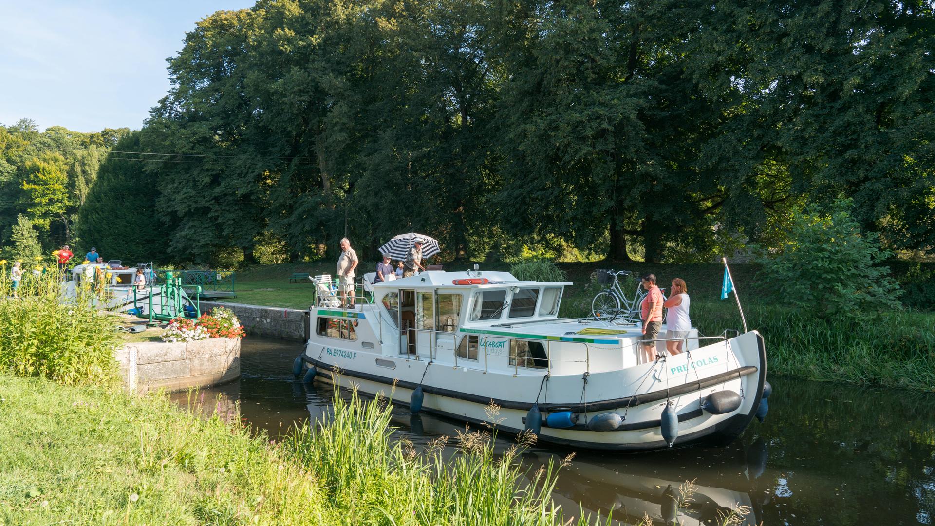 Ein Hausboot passiert eine Schleuse in der Bretagne.