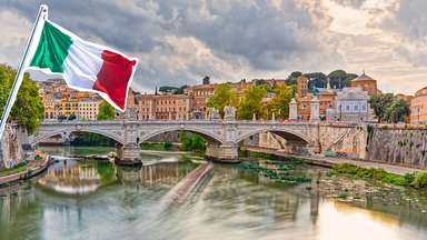 Stadtansicht Rom mit italienischer Flagge davor