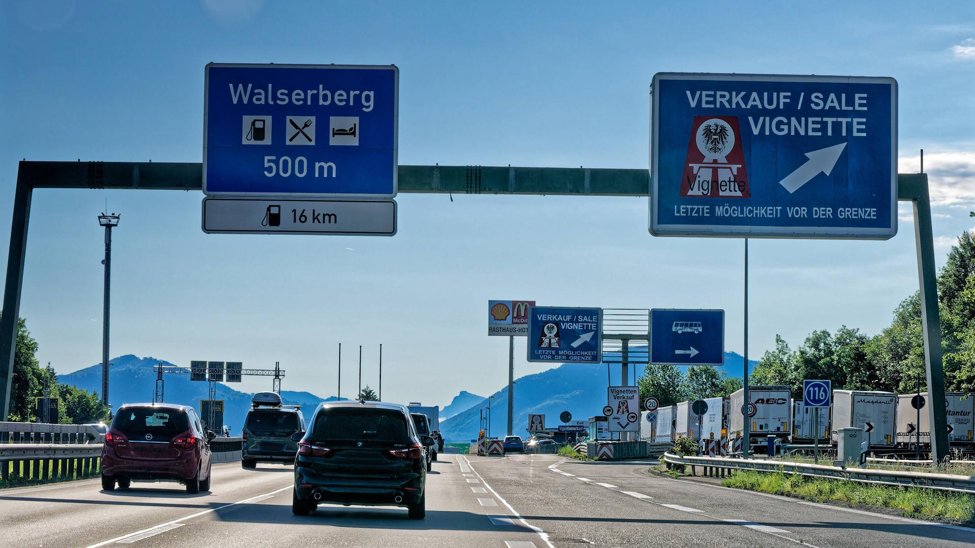 Schild Autobahn-Vignette in Österreich