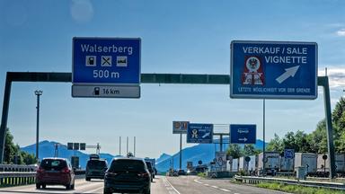 Schild Autobahn-Vignette in Österreich