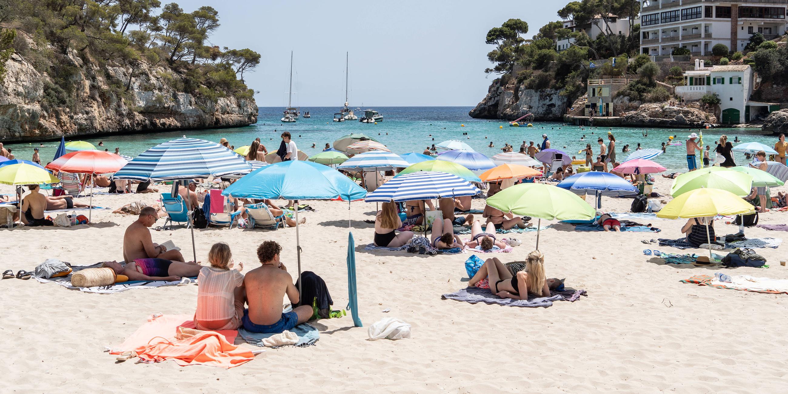 Hauptsaison am Strand Cala Santany