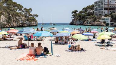 Hauptsaison am Strand Cala Santany