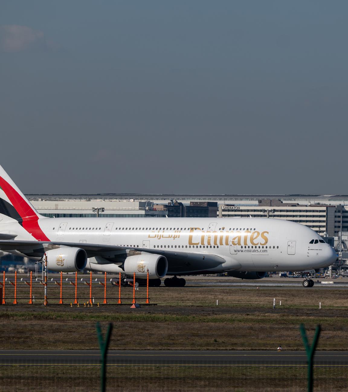 Ein Airbus A380 der Emirates-Airline ist im Landeanflug auf den Frankfurter Flughafen. Die Maschine ist als eine der ersten aus Dubai nach Deutschland gestartet, nachdem der Flugverkehr im Nahen Osten wegen des Iran-Kriegs nahezu zum Erliegen gekommen war. 