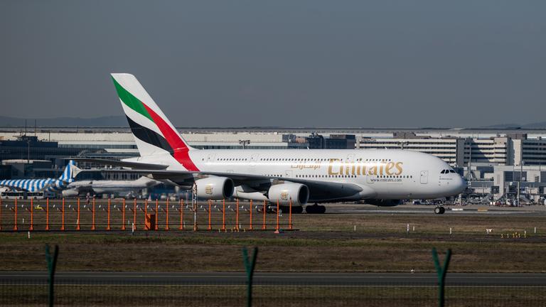 Ein Airbus A380 der Emirates-Airline ist im Landeanflug auf den Frankfurter Flughafen. Die Maschine ist als eine der ersten aus Dubai nach Deutschland gestartet, nachdem der Flugverkehr im Nahen Osten wegen des Iran-Kriegs nahezu zum Erliegen gekommen war. 