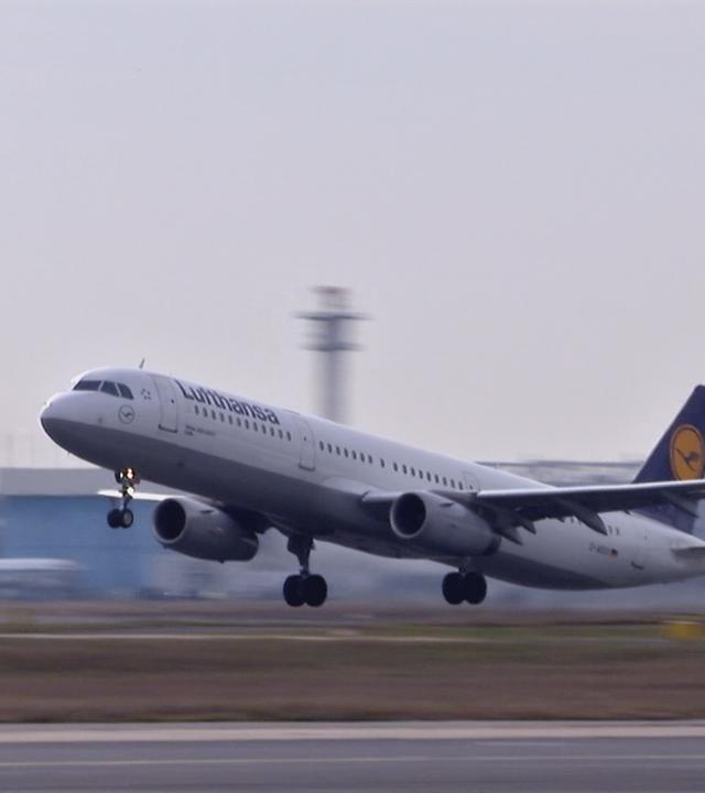 Das Bild zeigt ein startendes Flugzeug. 