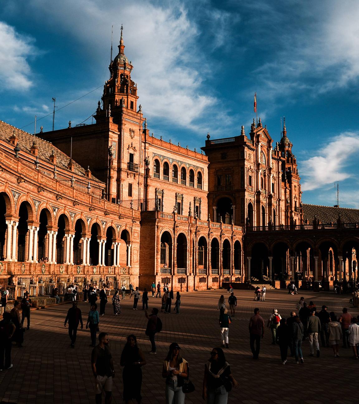 Ein Blick auf die Plaza de España, eines der beeindruckendsten Beispiele regionaler Architektur in Sevilla, Spanien.