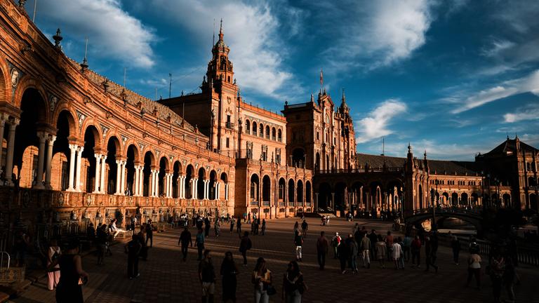 Ein Blick auf die Plaza de España, eines der beeindruckendsten Beispiele regionaler Architektur in Sevilla, Spanien.